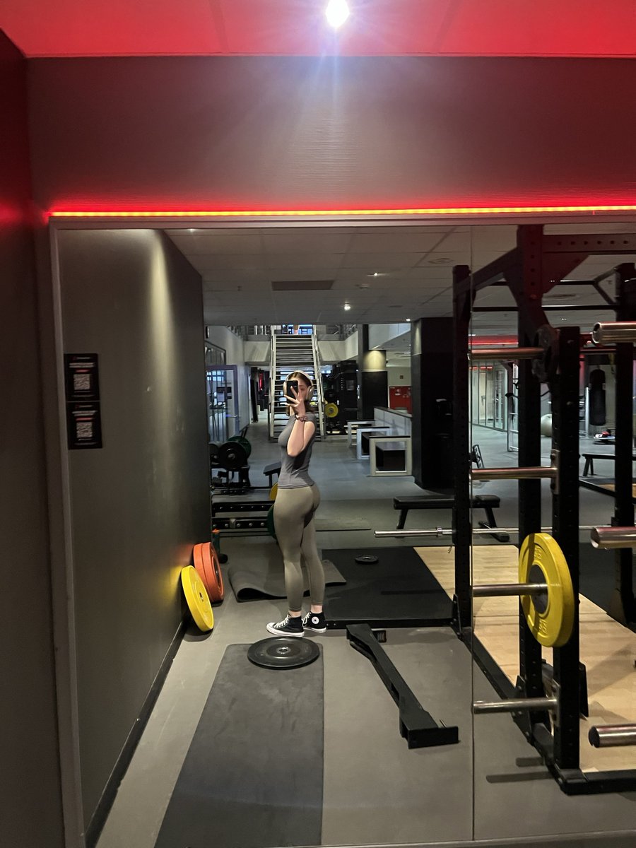mintykellyy's tweet photo. Me for a snack? 🍑 https://t.co/oC7tP8tqMm