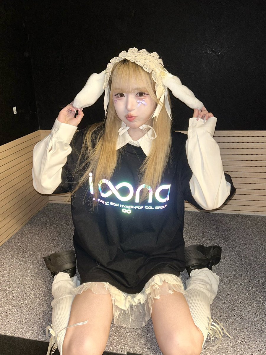 ioona_MATSU's tweet photo. 1003 ioonight vol.4
이오나이트도 벌써 네번째~~
새로운 세트리스트 다들 재밌게 즐기셨나요?
저는 조금 아쉬움이 남는 무대였지만
금방 기운차리고 힘내볼게요!!
헤도레도 귀여웠다구 말해줘서 고마워💜

셔츠는 안입으려다가 히나가 입은게 너무 귀여워보여서 후다닥 달려가서 하나 샀어요 헤헤

오늘 본 여러분들 너무 고마웠어요!
사실 마음이 좀 힘들었는데 덕분에 힘나...
내일 천체관측도 많은 관심 부탁드립니다!!!

오늘도 마랑해💜😝😝
