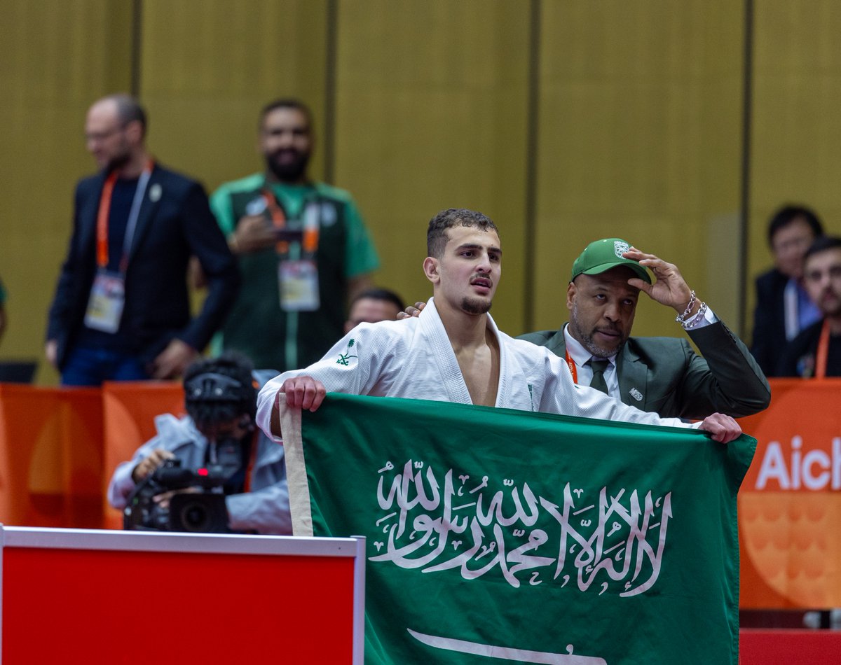 Saudi_Gazette's tweet photo. 🇸🇦🥇 GOLD AT HIS FIRST ASIAN GAMES!

Saudi Arabia’s Abdullah Nada claims jiu-jitsu gold in the men’s -85kg category after defeating Kazakhstan’s Miri Kabdulayev 7-0 at #Nagoya2026. https://t.co/mApNqErtxu