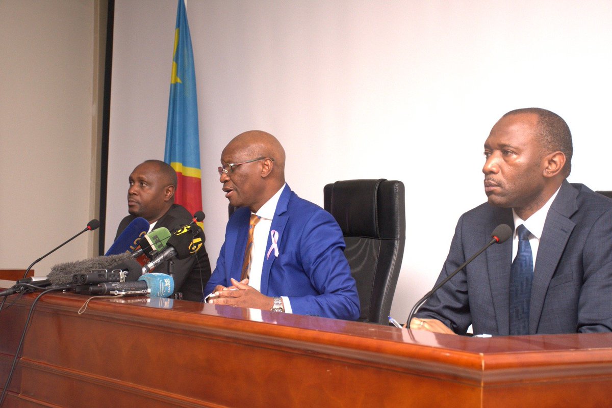 Insprdc's tweet photo. 🦠 #RDC🇨🇩 | #RIPOSTE EBOLA : LA SITUATION SOUS CONTRÔLE, LA VIGILANCE MAINTENUE. 

📍 Kinshasa, 2 octobre 2026.

Lors d’un point de presse, le Ministre de la Santé, le DG de l’#INSP, @Dr Mwamba Kazadi Dieudonné, et la Représentante de l’#OMS en #RDC ont fait le point sur l’évolution de la Maladie à Virus Ebola.

🔬 Coordonnateur de la riposte, l’#INSP assure la coordination stratégique multisectorielle et veille à l’alignement des interventions des partenaires sur les priorités nationales.

Cette gouvernance repose sur un principe structurant : un seul plan, un seul budget, une seule coordination, pour renforcer la cohérence, la complémentarité et la traçabilité des actions.

La situation étant sous contrôle, les équipes restent pleinement mobilisées sur le terrain pour renforcer la surveillance épidémiologique, le suivi des contacts, la prise en charge, la prévention et contrôle des infections ainsi que l’engagement communautaire.

➡️ Sous contrôle ne signifie pas fin de la riposte. La vigilance et la mobilisation restent essentielles jusqu’à l’interruption durable de la transmission.

#RDC #Ebola #INSP #RiposteEbola #SantéPublique
@Presidence_RDC @PrimatureRDC @MinSanteRDC