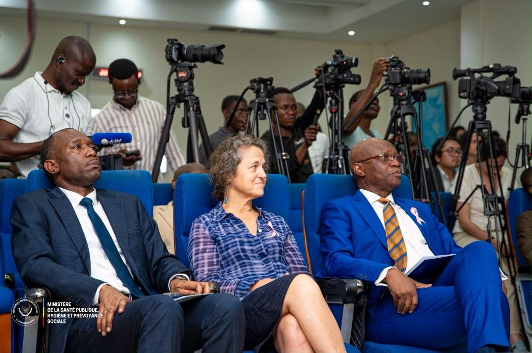 Insprdc's tweet photo. 🦠 #RDC🇨🇩 | #RIPOSTE EBOLA : LA SITUATION SOUS CONTRÔLE, LA VIGILANCE MAINTENUE. 

📍 Kinshasa, 2 octobre 2026.

Lors d’un point de presse, le Ministre de la Santé, le DG de l’#INSP, @Dr Mwamba Kazadi Dieudonné, et la Représentante de l’#OMS en #RDC ont fait le point sur l’évolution de la Maladie à Virus Ebola.

🔬 Coordonnateur de la riposte, l’#INSP assure la coordination stratégique multisectorielle et veille à l’alignement des interventions des partenaires sur les priorités nationales.

Cette gouvernance repose sur un principe structurant : un seul plan, un seul budget, une seule coordination, pour renforcer la cohérence, la complémentarité et la traçabilité des actions.

La situation étant sous contrôle, les équipes restent pleinement mobilisées sur le terrain pour renforcer la surveillance épidémiologique, le suivi des contacts, la prise en charge, la prévention et contrôle des infections ainsi que l’engagement communautaire.

➡️ Sous contrôle ne signifie pas fin de la riposte. La vigilance et la mobilisation restent essentielles jusqu’à l’interruption durable de la transmission.

#RDC #Ebola #INSP #RiposteEbola #SantéPublique
@Presidence_RDC @PrimatureRDC @MinSanteRDC