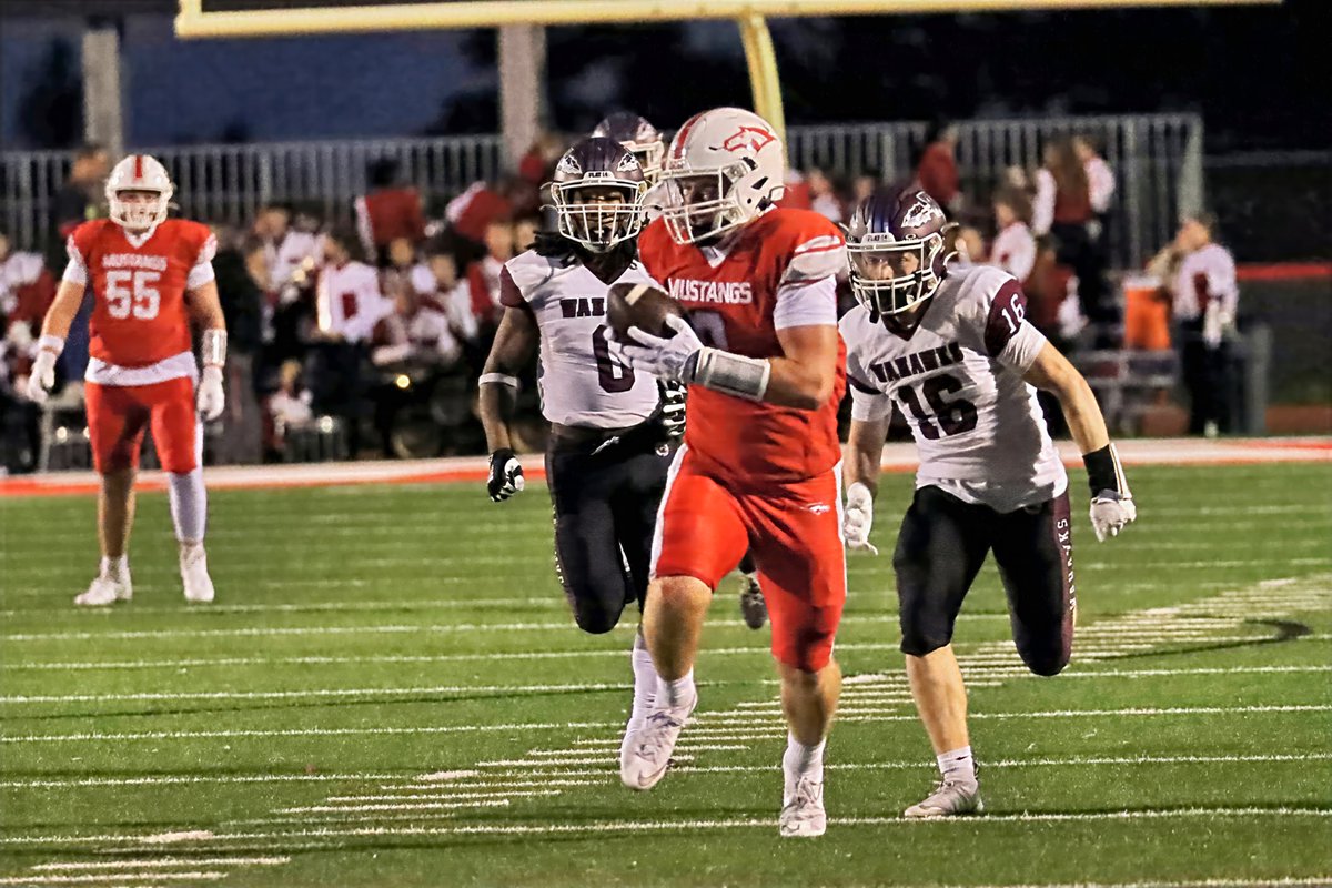 icaree__'s tweet photo. DCG Mustangs Wyatt Valenta Homecoming TD
 DCG 55 - Waterloo West 14
@dcgfootball https://t.co/COOwm6nV6e
