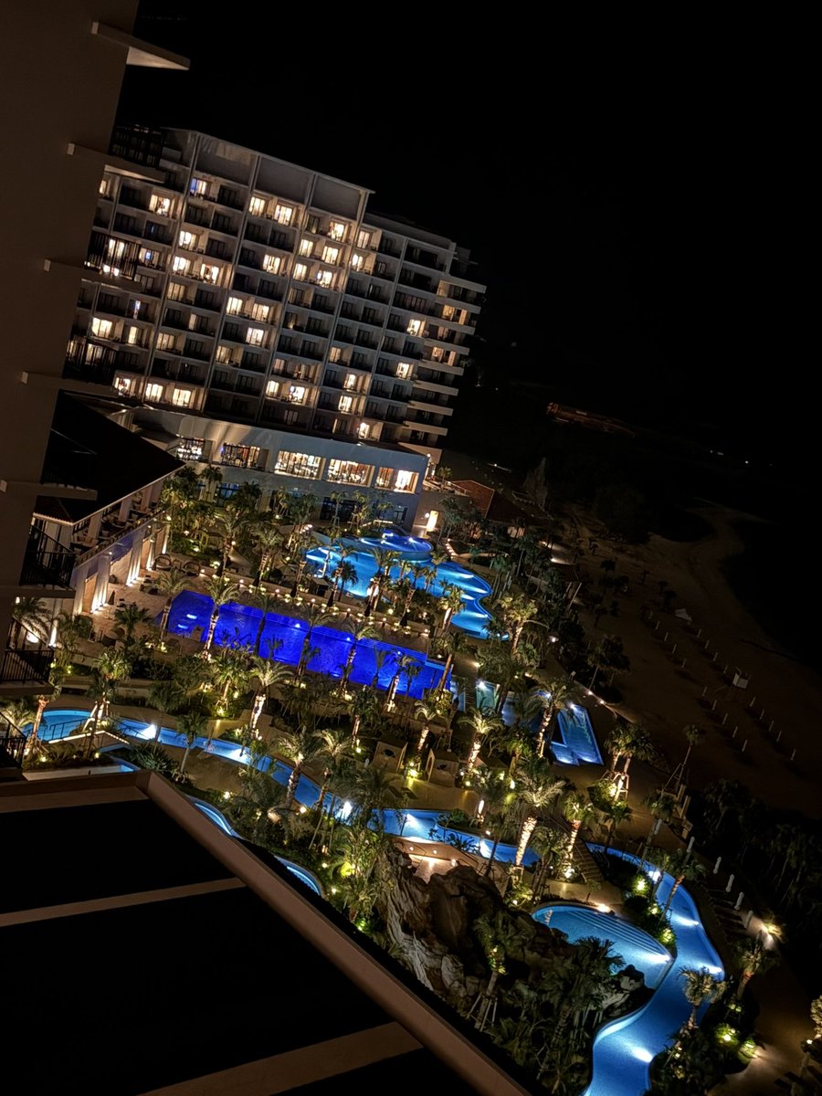 Naruse_Club_'s tweet photo. 水族館行ってNEWサメ手に入れた🦈✨️
夜景＆海ぃ🌊
良いホテルに3泊も泊まれて贅沢⸝⸝-  ̫ -⸝⸝
ホテル内プールとビーチで泳いだ🫪
もう明日帰るのか…早い。🥺 https://t.co/FHvseSIfSh
