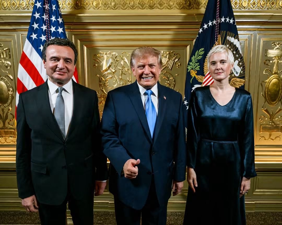 MBucin1988's tweet photo. @NicusorDanRO @realDonaldTrump Cum se face ca sta la fel în aceleași poze? 😂🤦 https://t.co/be4oYGAQSH