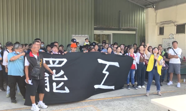 DroSeY30320's tweet photo. 各說各話，誠信是關鍵。#乖乖工會 #無限期罷工 #勞資協商
https://t.co/YIF8rsrH3w https://t.co/UMaklqzuji