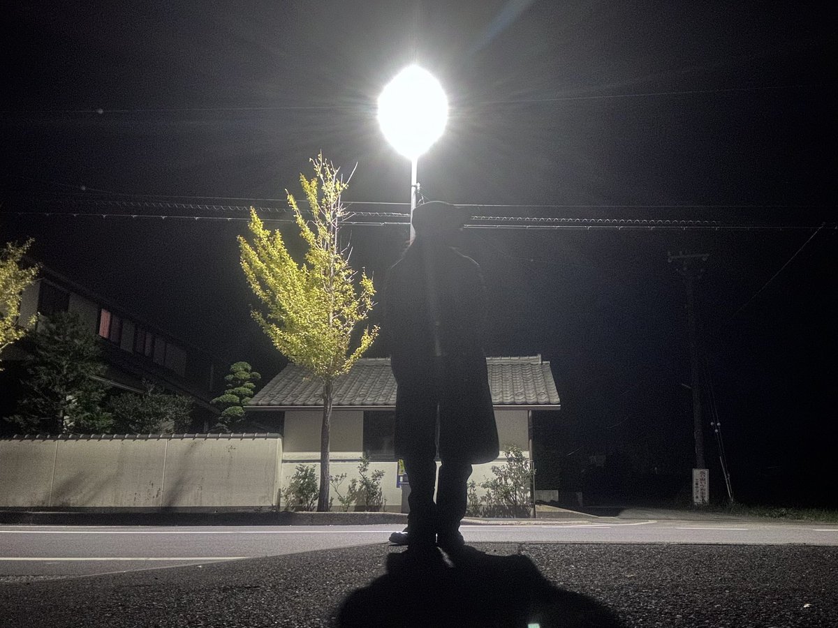 8Jap3gHwoJ72487's tweet photo. 今夜はフラットボックスでお散歩🚶
脚が痛い⁉️いやいや気のせいだ💦そんなわけ……
#tcb
#9060 https://t.co/bu2M67Ykvg