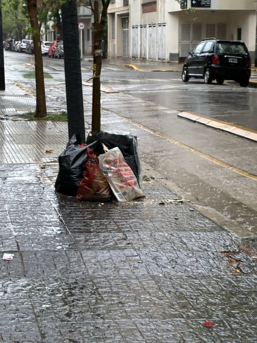 NerinaAndrea's tweet photo. Hola , llueve   ,@jorgemacri @ibaistrocchi @DaroNieto  @gloriallopiz @gcba @lauritalonso  @gzinny  @CominVillanueva #cabaabandonada #mugre escombros en  Granaderos 482 . Cuál es la empresa recolectora de la zona ? Quien controla ? @VecinosCon5633 https://t.co/SNqq5rw3vv