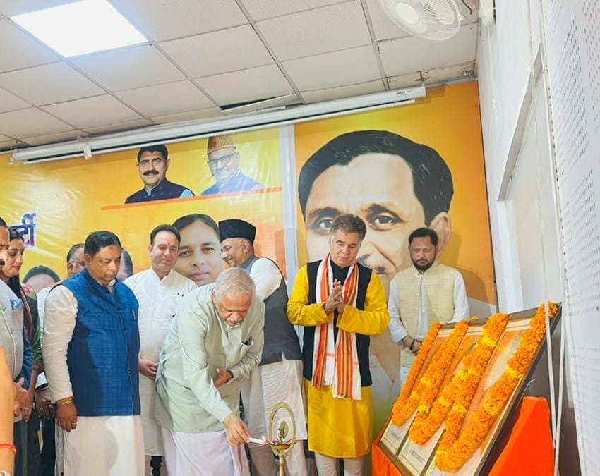 Sunil_SharmaBJP's tweet photo. Held an organisational meeting at BJP Headquarters, Jammu, in the presence of National General Secretary (Organisation) Shri @blsanthosh Ji. https://t.co/NJlacHjgeQ