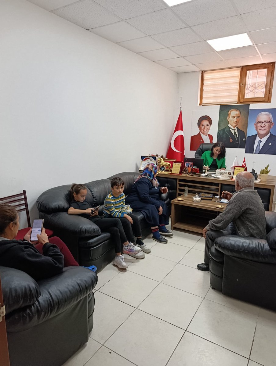 CihanurOncar's tweet photo. İlçemize gelen her kıymetlimizi dinliyor, taleplerine çözüm üretmek için gayret ediyoruz.Çünkü biz biliyoruz; Değer vermek, dinlemekle; siyaset ise çözüm üretmekle başlar.

İYİ Parti’nin olduğu yerde umutsuzluğa yer yok.

Dinliyoruz, sahip çıkıyoruz, çözüm için çalışıyoruz. ☀️🇹🇷 https://t.co/MQFtkSbFvv