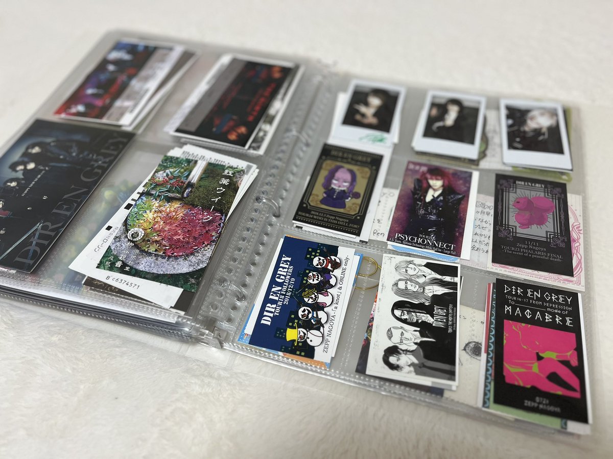 hb_chan53's tweet photo. お土産席でいただいた品物やステッカーやチケット半券、アクスタ更には思い出まで何でもぶち込める無印のコレクションバインダーが優秀過ぎるから見て！！！！！ https://t.co/QrmSRXKzSA
