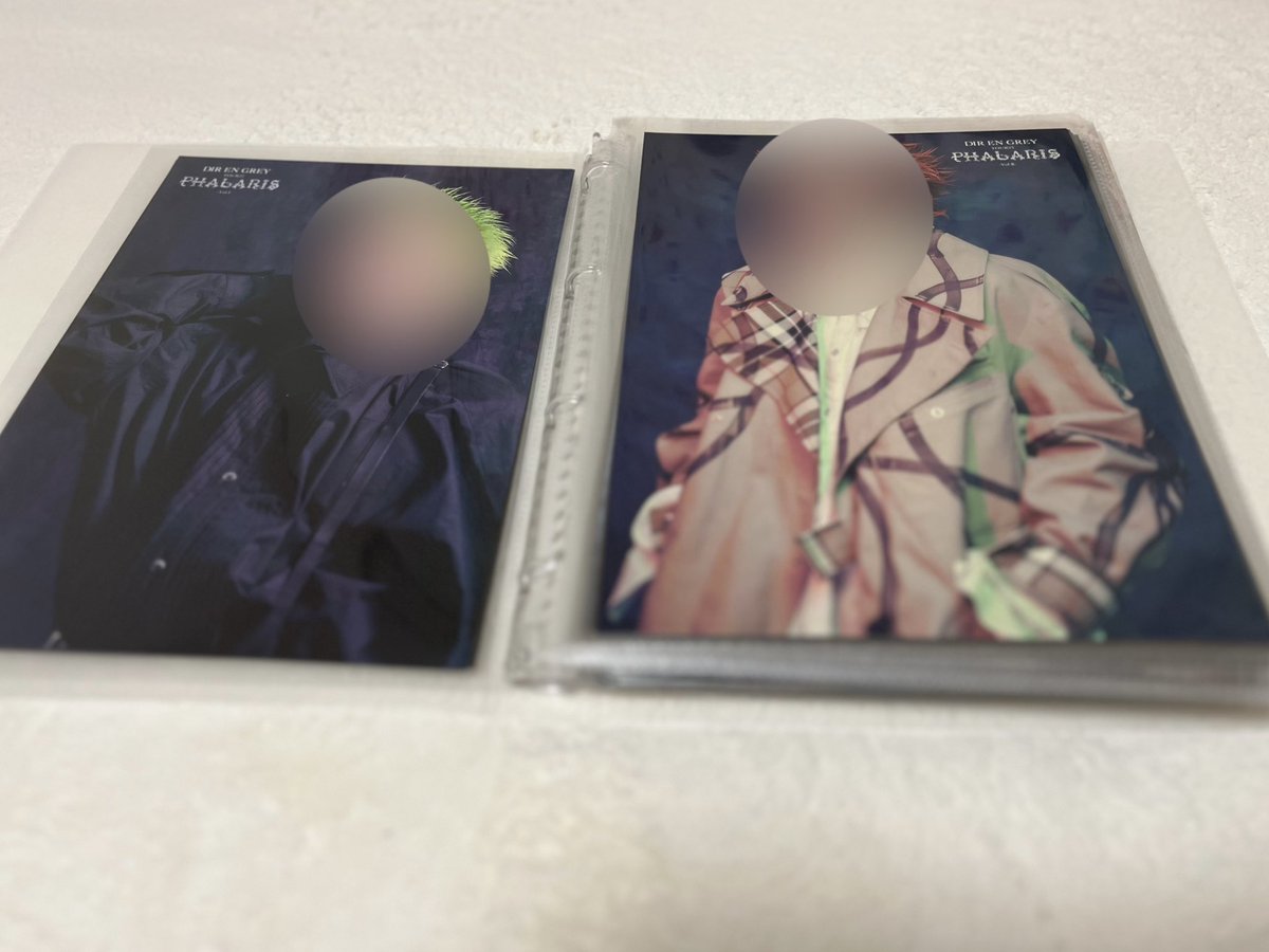 hb_chan53's tweet photo. お土産席でいただいた品物やステッカーやチケット半券、アクスタ更には思い出まで何でもぶち込める無印のコレクションバインダーが優秀過ぎるから見て！！！！！ https://t.co/QrmSRXKzSA