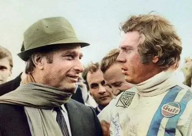 CasaPolimata's tweet photo. El día que se conocieron Juan Manuel #Fangio y Steve #McQueen fue un momento icónico que reunió a dos leyendas de mundos distintos pero unidos por la velocidad.
La foto fue tomada el 2 de octubre de 1970, durante el rodaje de la película Le Mans, en el mítico circuito francés. https://t.co/AbPbcJH0Zx