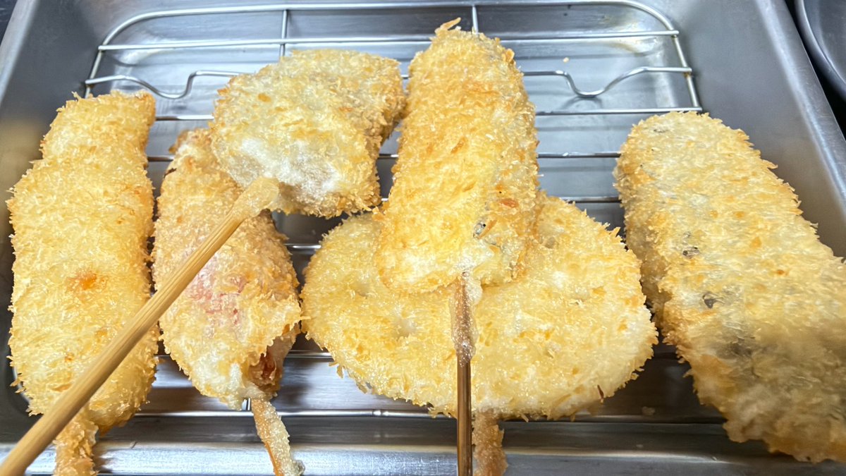 1000joy's tweet photo. 天満飲み歩きの2軒目は串安亭。大瓶の一番搾り＋串カツ6本で1,100円。揚がるまでビールを飲む時間もいい。アツアツと冷たい一杯が最高で、紅しょうがと豚ロースを追加。2人で2,750円。
#串安亭 #天満飲み歩き #串カツ https://t.co/35MJvVasdF