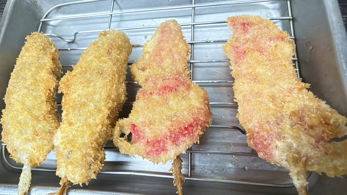 1000joy's tweet photo. 天満飲み歩きの2軒目は串安亭。大瓶の一番搾り＋串カツ6本で1,100円。揚がるまでビールを飲む時間もいい。アツアツと冷たい一杯が最高で、紅しょうがと豚ロースを追加。2人で2,750円。
#串安亭 #天満飲み歩き #串カツ https://t.co/35MJvVasdF