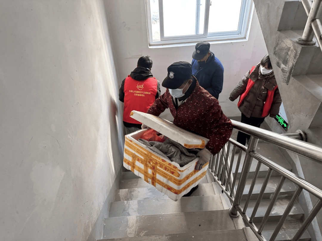 WillowEllsup's tweet photo. Un desconocido me ayudó a cargar las compras hasta mi piso cuando el ascensor estaba roto. Pequeos gestos que hacen el día más bonito. https://t.co/9J9KNGlJsW