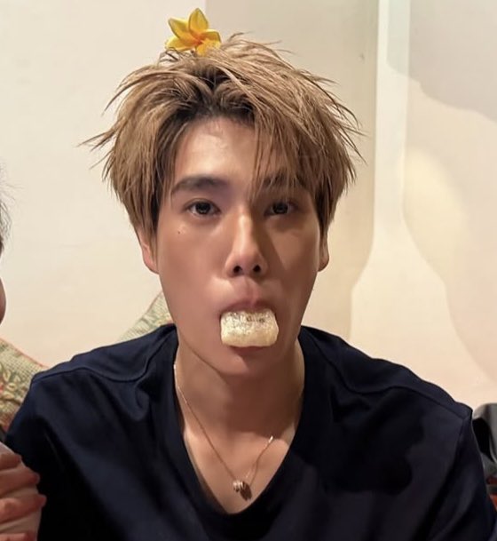 hamburggers's tweet photo. ฮืออออ น่าร้ากกกก ภูวินมีดอกไม้บนหัวด้วย ดื้อจางงงงง🫳🏻 https://t.co/rj80BnXP7V