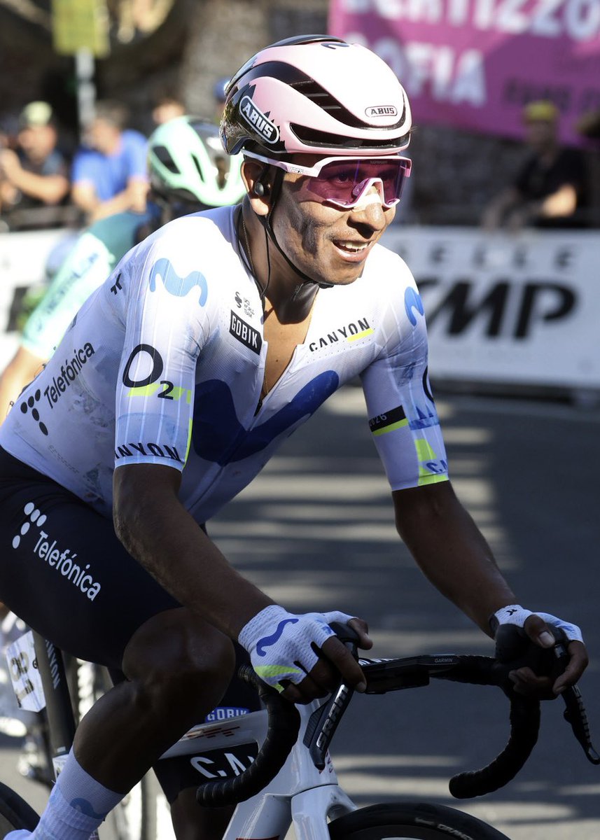 Movistar_Team's tweet photo. 🇨🇴 La última carrera de una leyenda del ciclismo. La última carrera de Nairo Quintana.

Ⓜ️ Ha sido un placer tenerte durante todos estos años en nuestro equipo y un honor haber conseguido tantas cosas juntos.

🙏 Gracias por tanto, campeón.

#RodamosJuntos | @movistar_es https://t.co/8f5QL9nkY3