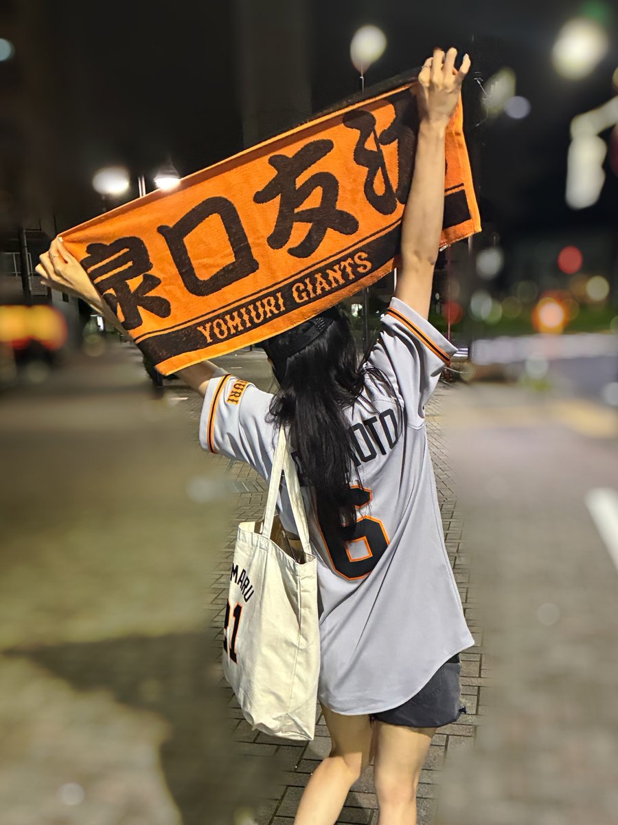 AsakaOfficial's tweet photo. リリイベ終わりで、最終戦を見届けにドームへ！

坂本さんの神グルメ、何回食べても美味しい🤤✨

たくさん夢を見させてくれてありがとう…！
いざCSへ！レッツゴージャイアンツ！🧡🖤

#亜咲花の野球報告 https://t.co/LkGM0v8kUv