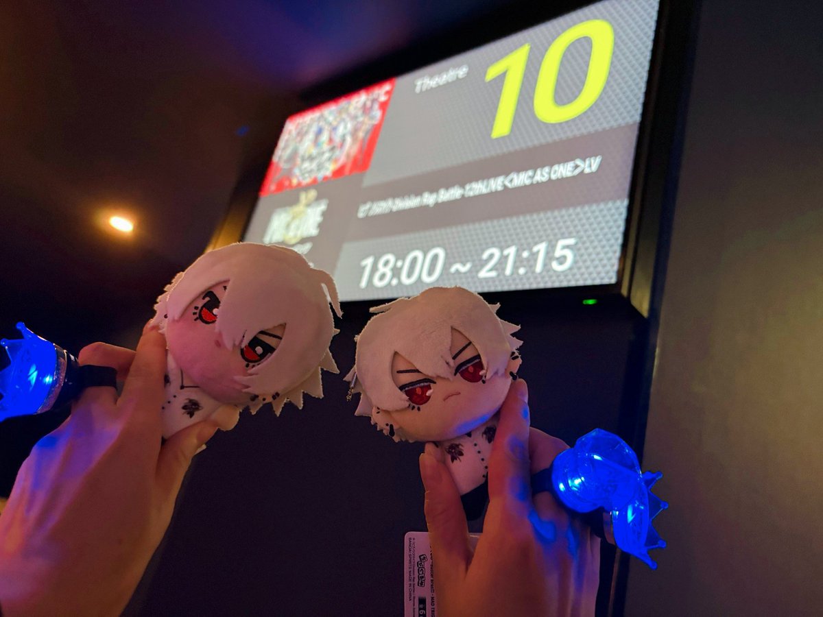 asaka_takana's tweet photo. さーやちゃんと11thライブ鑑賞会からの12thライビュでハマ女の絆ｧ🙌してきたよ〜！明日も世話になるぜヒプノシスマイク🎤👊 https://t.co/W4DSukejkP