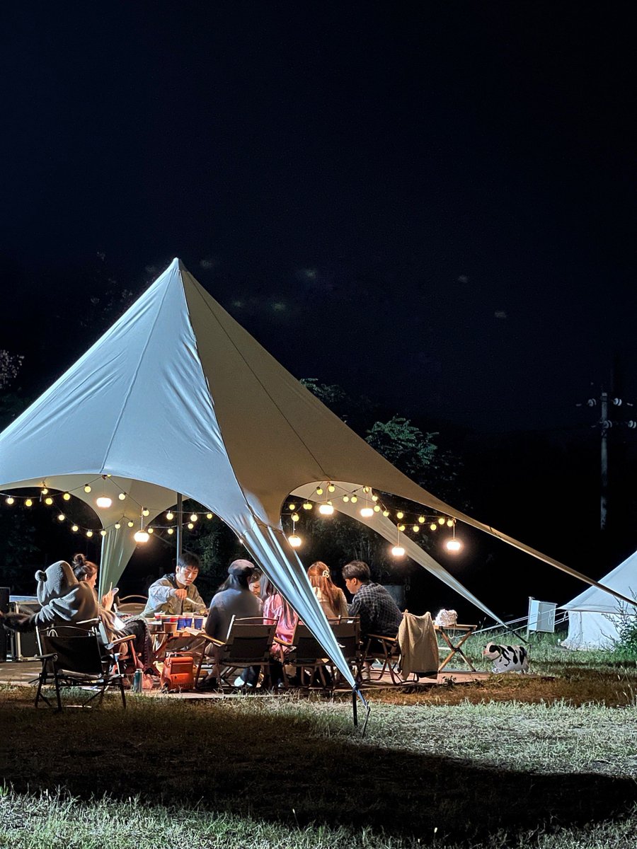 JulietOrsoficr's tweet photo. Noche acampada bajo las estrellas, comida caliente y risas con amigos! La felicidad está en los pequeos momentos de la naturaleza ， https://t.co/L3asbMUedB