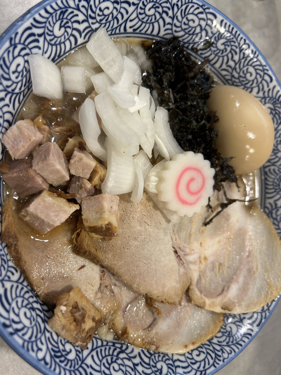 SADAkogumi's tweet photo. 引っ越してきて2年くらい、初めて最寄り駅前のメンラー。ンマいっす！！
呑んだ後全然ハラ減ってないのになんか食べたくなるクセやめられへん。
明日は朝早くから撮影→ガチダッシュでFC会です。
今んとこ頑張れる気がしない。想定以上に酔った！明日にならな分からん！とりあえず明日の俺に任せたっ！ https://t.co/GsJNl9nSSp