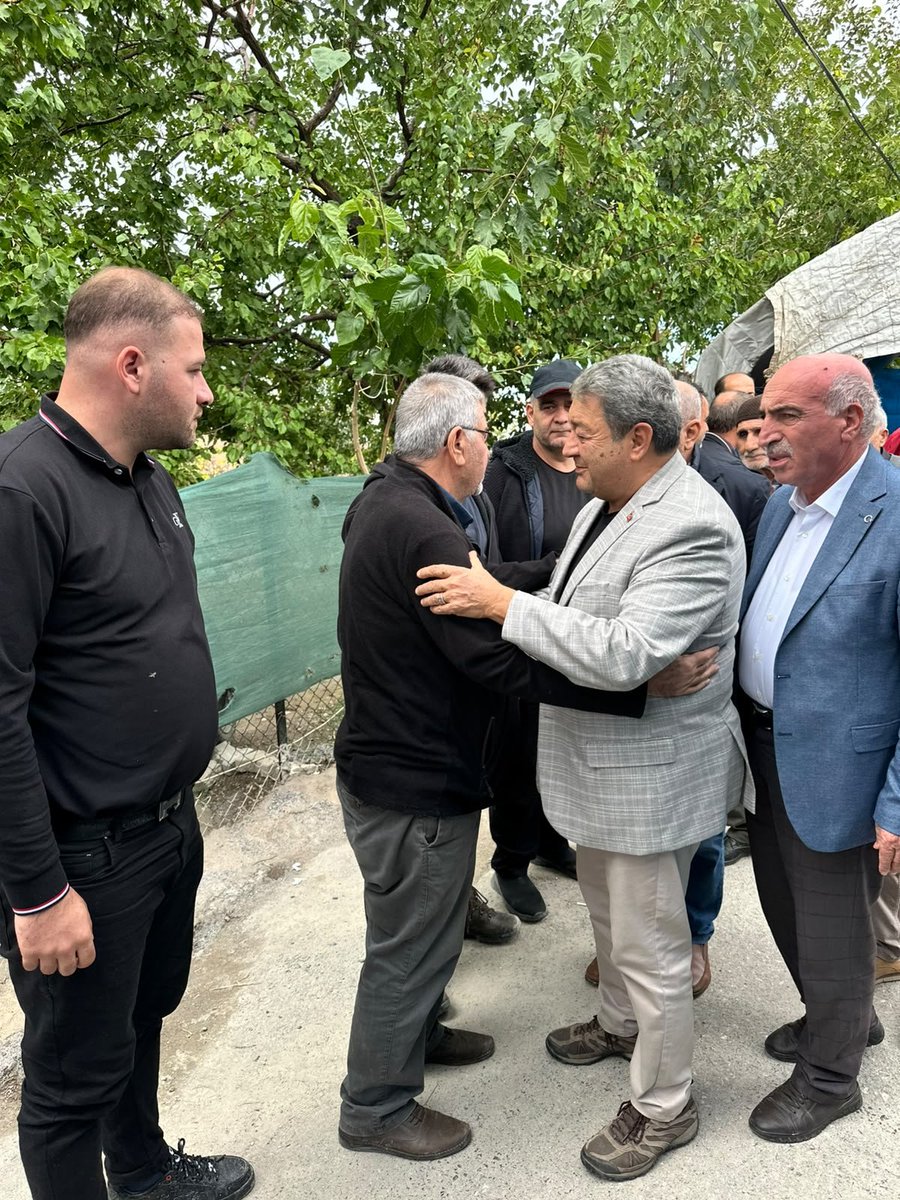MehmetFendogluu's tweet photo. Değerli dava arkadaşımız Mesut Ulaş'ın vefat eden abisinin taziyesine katılarak baş sağlığı dileklerimizi ilettik.
Allah rahmet eylesin, mekanı cennet olsun. https://t.co/TrV9r7ObE7