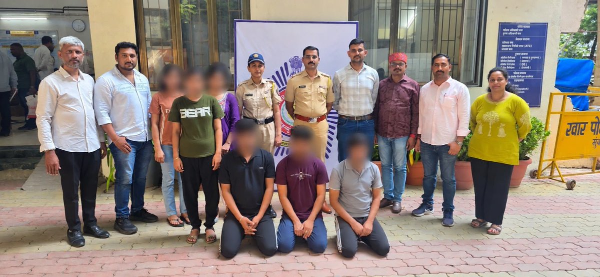 AskAnshul's tweet photo. In the last 24 hours in Maharashtra:
A) A racket was busted in Mumbai that was facilitating the entry of illegal Bangladeshis into India and arranging for them to obtain Aadhaar cards and other identity documents. In this case, 6 illegal Bangladeshis were arrested, and 40 forged Aadhaar cards were recovered from them.
B) 7 illegal Bangladeshis (1 man, 4 women, 2 children) were arrested by the Anti-Terrorism Cell of the Juhu Police Station.
Few months ago, Maharashtra govt ordered authorities to identify illegal Bangladeshis availing benefits of govt schemes and ration cards.