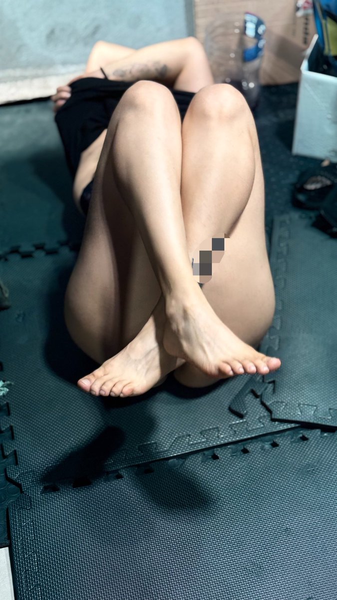 LauraSoles_95's tweet photo. Hola bbs✌🏼🫶🏼
Después de arreglar motos, un poco de travesura. 
#Feet #FeetLovers #FootFetish #FeetPics #MexicanCreator #MotoGirl #MotorcycleLife #BikerGirl #WorkshopLife #FeetContent #Bikergirl #mexicana #workshopgirl #sexyworkshop #SabadoDeMorboYProvocación #SabadoDePutería https://t.co/RnUyWpcvg0