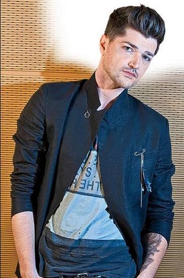 emmakelly2903's tweet photo. Happy birthday Danny my favorite singer songwriter from my favorite band The Script much love Danny have a lovely day get spoiled you deserve it all see you guys next month so Excited @thescript @TheScript_Danny ❤️❤️❤️🍀🇮🇪🎂🎉🎊🥳 https://t.co/65ZP4z8Tal