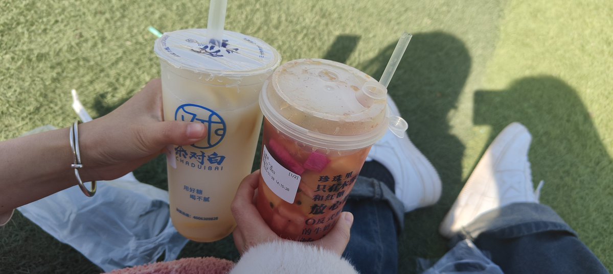 h_poole_193_990's tweet photo. Just caught @仝侔喝尚 grabbing boba with friends—vibes off the charts today!， https://t.co/uzARNIlrMx