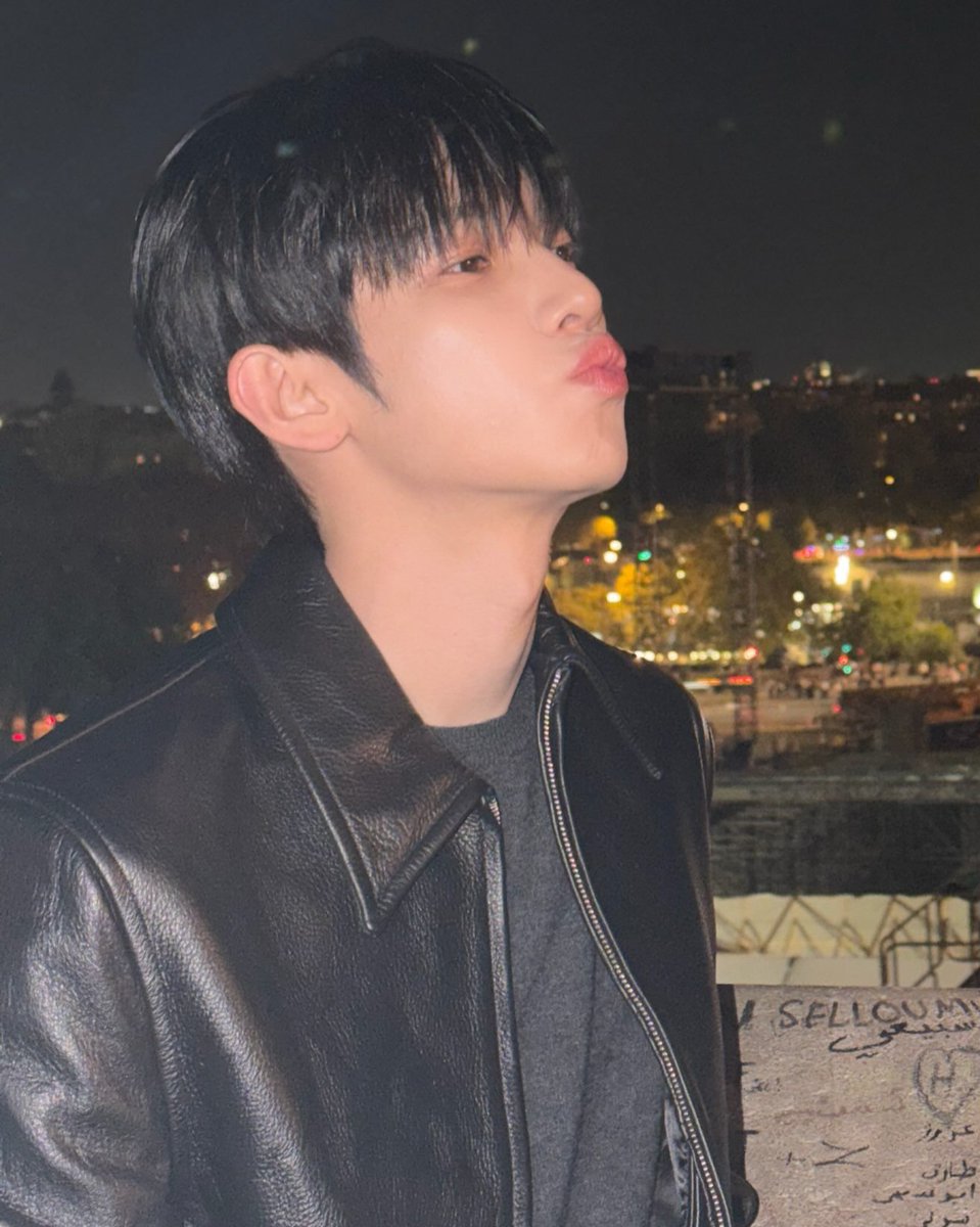 sonoo109's tweet photo. 에펠탑 슈 떴다 예뻐! ✨️ ✨️ https://t.co/2lXUI7PdmP