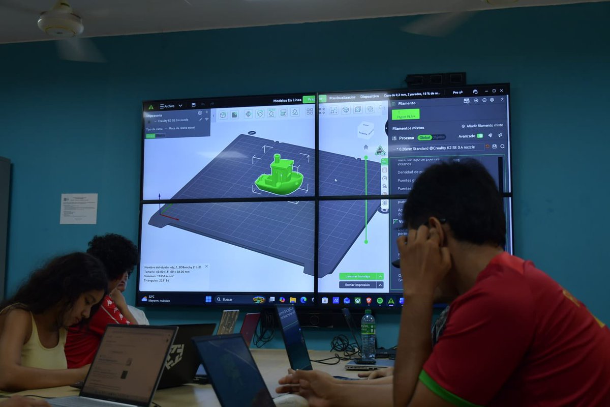 UIS's tweet photo. 🖨️💡 ¡De la idea a la impresión 3D!

En la UIS Barrancabermeja seguimos generando espacios para que nuestros estudiantes se acerquen a nuevas tecnologías y fortalezcan sus habilidades. En esta oportunidad, la Sala STEAM fue el escenario de una capacitación práctica en Creality Print e impresión 3D.

Durante la jornada, los participantes aprendieron sobre conceptos básicos de impresión 3D, preparación y orientación de modelos, configuración de parámetros, paredes, relleno, resistencia, uso de soportes y revisión de los modelos antes de imprimir.

Además, conocieron de cerca el funcionamiento de la Creality Hi y exploraron el proceso para convertir un modelo digital en una pieza física.

🚀 Una experiencia para aprender haciendo, experimentar y descubrir nuevas posibilidades a través de la fabricación digital.

Seguimos creando espacios para aprender, innovar y construir la #UISqueQueremos.