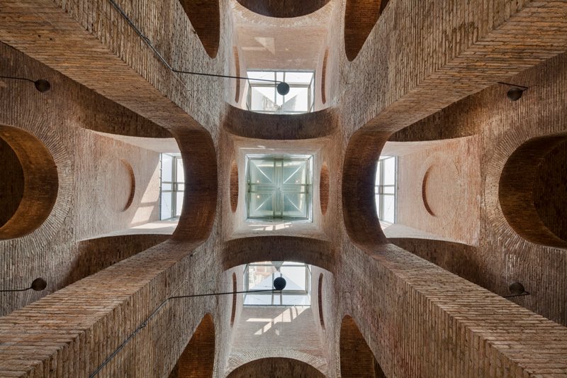 coffeeteanxiety's tweet photo. Grad school is hard but I have never been more inspired to study in my life because  this is what my university library looks like https://t.co/sGMavuiXWq
