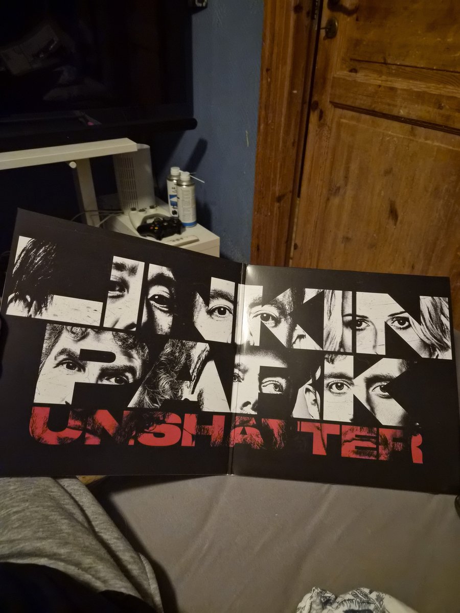 Kenneth_Hawky's tweet photo. Got my first Vinyl today and its a banger of a LP. #linkinpark https://t.co/tjK7U1NRIE
