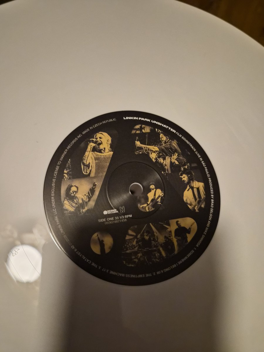Kenneth_Hawky's tweet photo. Got my first Vinyl today and its a banger of a LP. #linkinpark https://t.co/tjK7U1NRIE