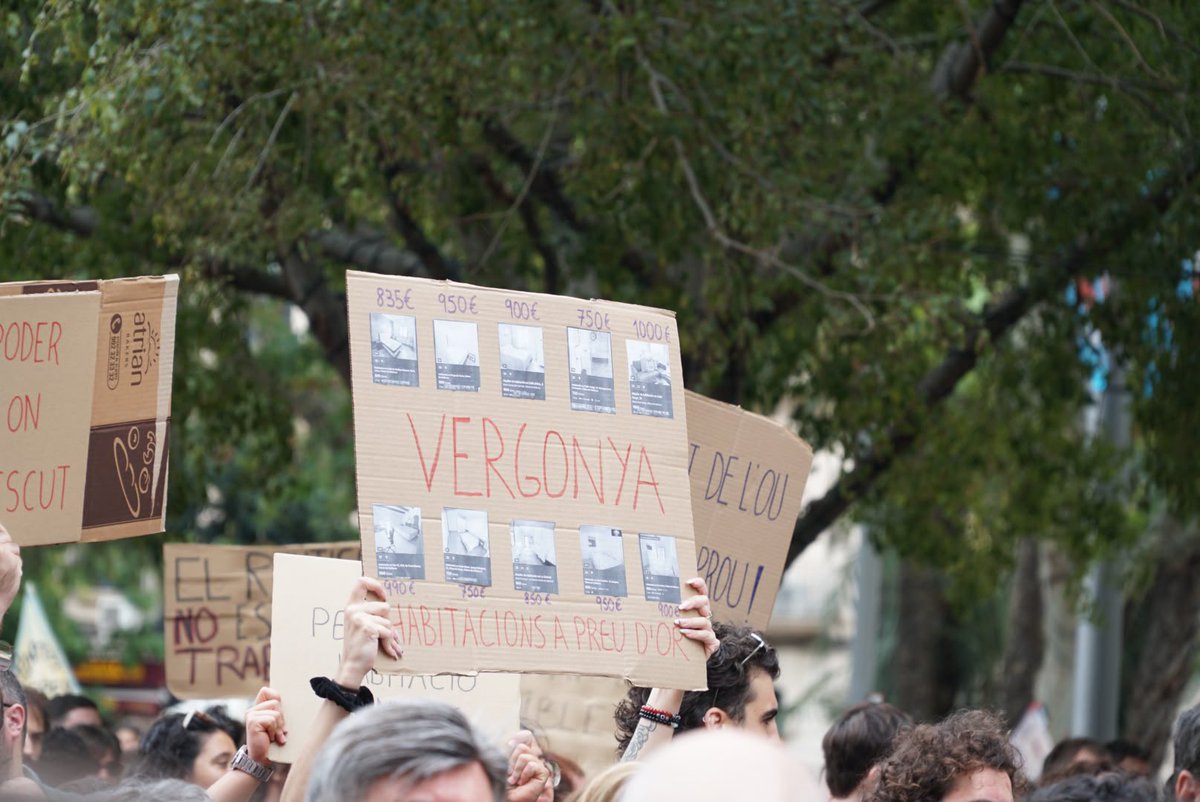 F_Armengol's tweet photo. Sortim al carrer per defensar un dret que ha de ser de tothom: el dret a un habitatge digne.

A les Illes Balears, l’accés a un lloc on viure s’ha convertit en una preocupació que travessa generacions i realitats molt diferents. Ningú hauria de veure compromès el seu projecte de vida perquè no pot assumir el cost de l’habitatge.

L’habitatge no pot ser un privilegi. Ha de ser una prioritat.