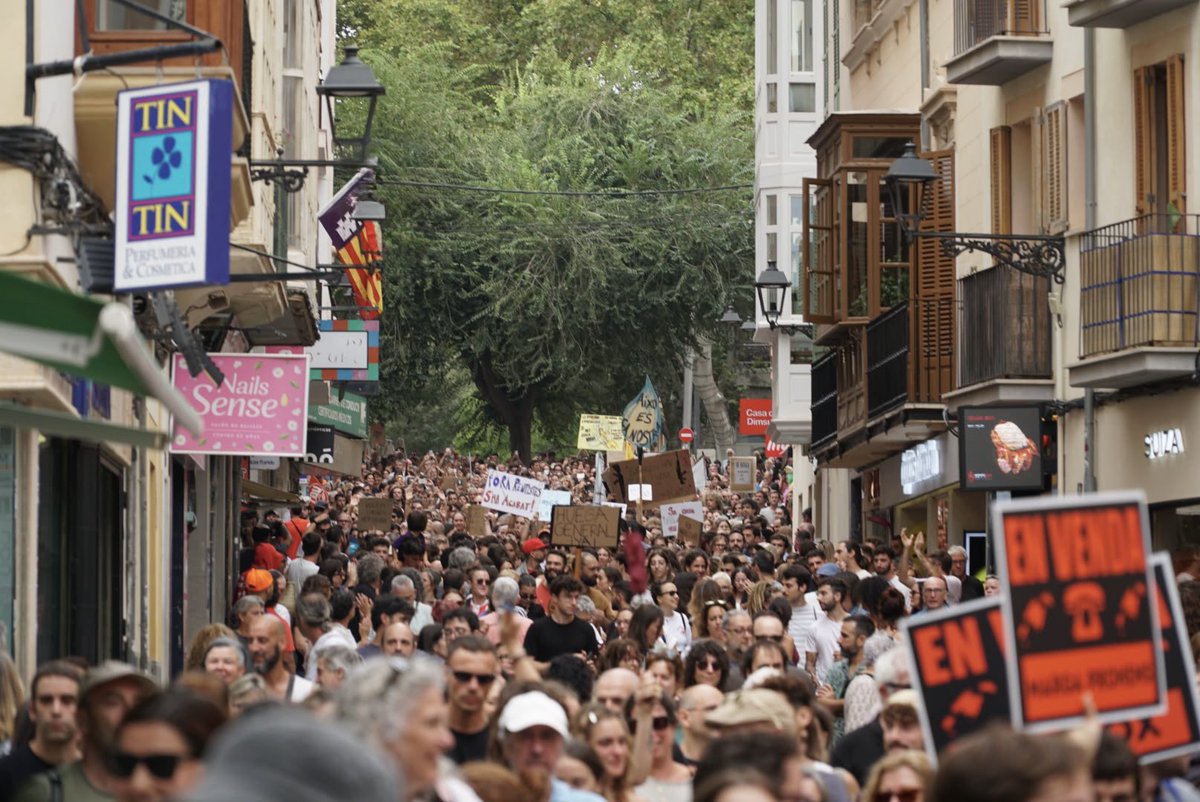 F_Armengol's tweet photo. Sortim al carrer per defensar un dret que ha de ser de tothom: el dret a un habitatge digne.

A les Illes Balears, l’accés a un lloc on viure s’ha convertit en una preocupació que travessa generacions i realitats molt diferents. Ningú hauria de veure compromès el seu projecte de vida perquè no pot assumir el cost de l’habitatge.

L’habitatge no pot ser un privilegi. Ha de ser una prioritat.