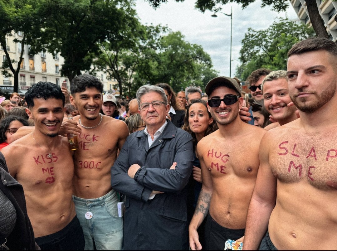 AgentOnMars's tweet photo. @L_insoumission Je me souviens encore de la photo qui avait tourné pendant la pride de 2024, quel GOAT https://t.co/xoTGHA8EKr