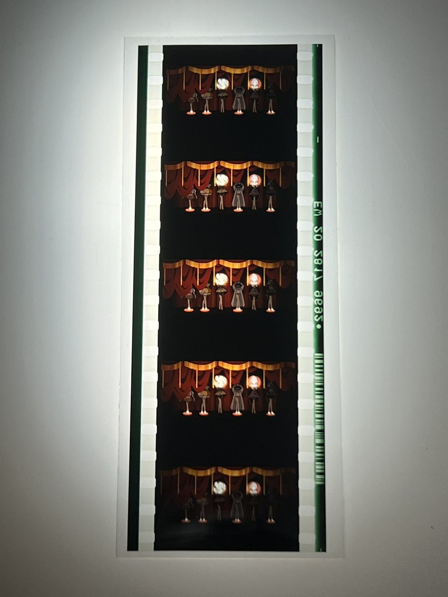 NasBkun_leaf's tweet photo. まどマギ映画4回目行ってきた！
特典のフィルムには，暗いけどほぼ全員が載ってました！
結構良いんじゃない！？
行けたらもう一回行ってみようかな？
#まどかマギカ https://t.co/1KGivR8F7x