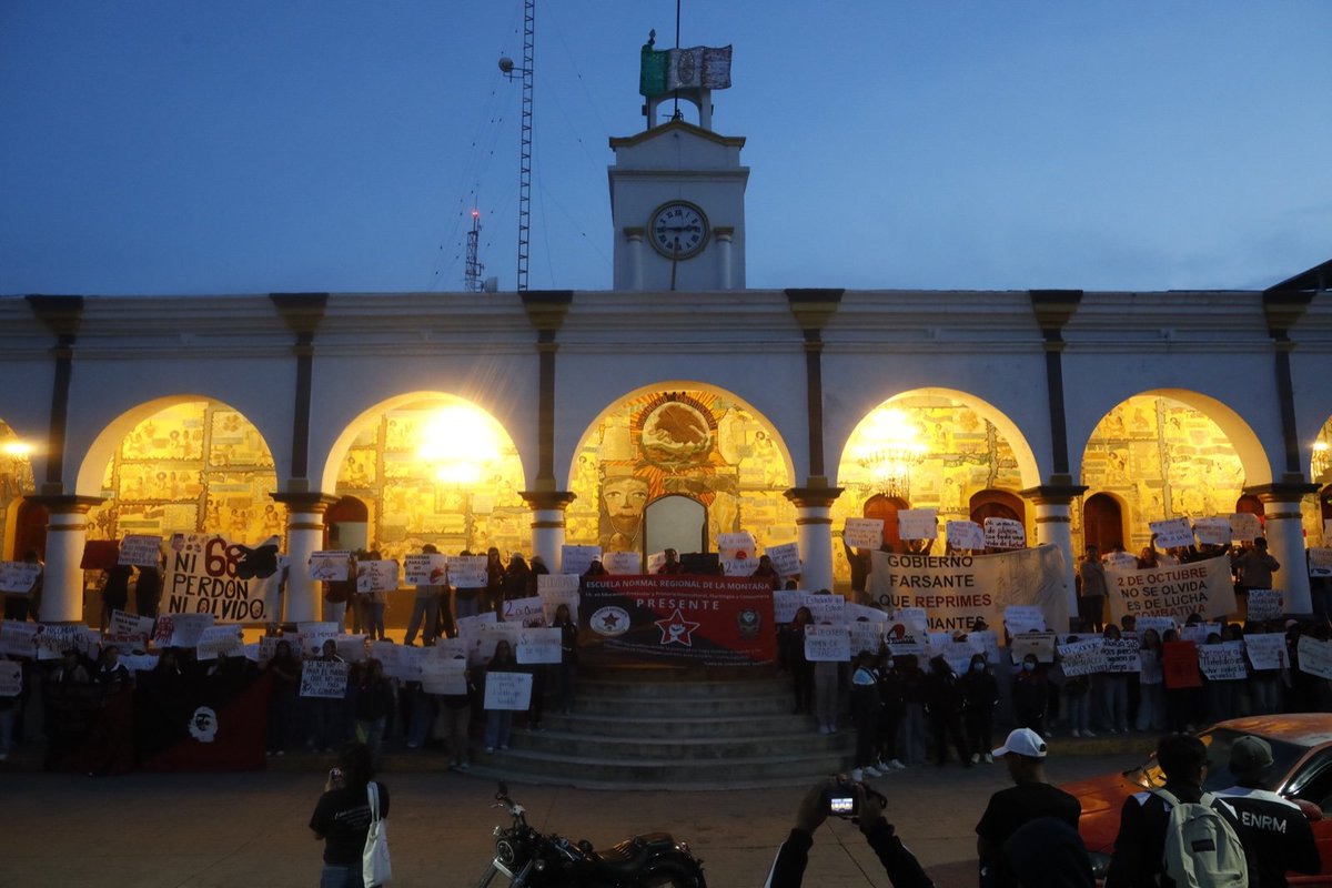 Tlachinollan's tweet photo. 📌“Fue el ejército, fue el Estado”: 68 y 43 |👀Estudiantes de la Normal Regional de la Montaña, Guerrero, marcharon para conmemorar el 2 de octubre y por los 43. Exigieron justicia y verdad en los crímenes de Estado, donde el perpetrador fue el ejército
👉🏾https://t.co/ZGJwEeaDcp https://t.co/JoQtBQmox4