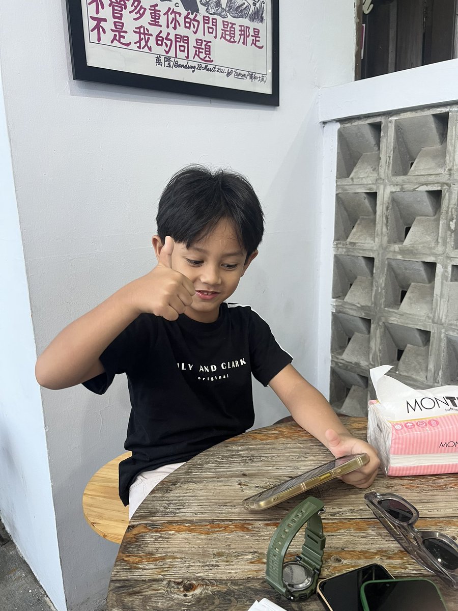 mahasiswakuraa2's tweet photo. samaaa banget nih, ponakan gue seganteng ini sependiam ini juga dibully pas dia lagi ngaji di musholla yang deket rumah. dia ditonjok perutnya, ditampar pipinya, sama ditendang. terus dianjing anjingin sama bocah SMP kesell bangtttt https://t.co/81VSaX9ioX