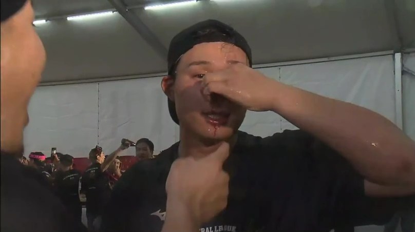 Saba_Tigers's tweet photo. 【速報】森下翔太選手、ビールかけにてはしゃぎ過ぎて鼻血出る。 https://t.co/ZM9EjFiOWK