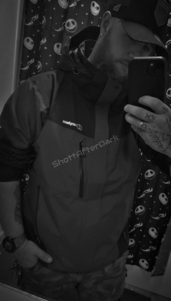 ShottAfterDark's tweet photo. Pinned 📌

● Hey im J🤙🏽
● 28 M UK
● New to NSFW/ posting daily life
● Outdoorsy/Bushcraft guy..
● Tats, Piercings 
● Here to explore... 
● Taken by @InkedAltBabe 
● No menu.. Not selling 
● dms open.. dont be weird though
● MDNI!!!! https://t.co/KsIkC2P2oq