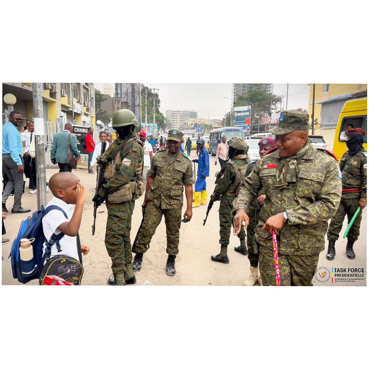 elysee_odia's tweet photo. Ce n’est pas une photo. C’ est une histoire qui s’ écrit sous nos yeux 

Verbatim  des échanges entre le commandant du Service National et un écolier 

♦️Lui  ( le lieutenant général) : bonjour mon général

♦️L’ écolier : Bonjour 

♦️Lui : il faut bien étudier, obéir aux parents et aux enseignants et tu seras plus grand chef que moi 

♦️L’ écolier :  oui et d’ ajouter, je vous ai  reconnu parce que vous étiez passé remettre des bancs dans notre école, le collège Boboto

Ps : d’ une rencontre fortuite peut naître une belle histoire, une belle motivation