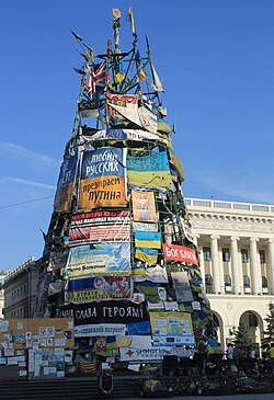 kosorezikT's tweet photo. @infernocav @NewTaras_Reborn Можеш прочитати центральний плакат з майдану? https://t.co/DqOWCt68oa