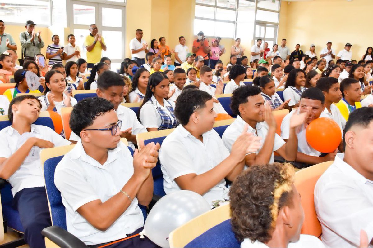MagdalenaGober's tweet photo. 🎓💙 FONGES amplía beneficios para estudiantes de los Campus Universitarios Subregionales del Magdalena

Más de 1.700 estudiantes de los campus de El Banco y Plato continuarán recibiendo los beneficios del FONGES, que cubren diferentes costos asociados a su formación… https://t.co/aWam0rfubp