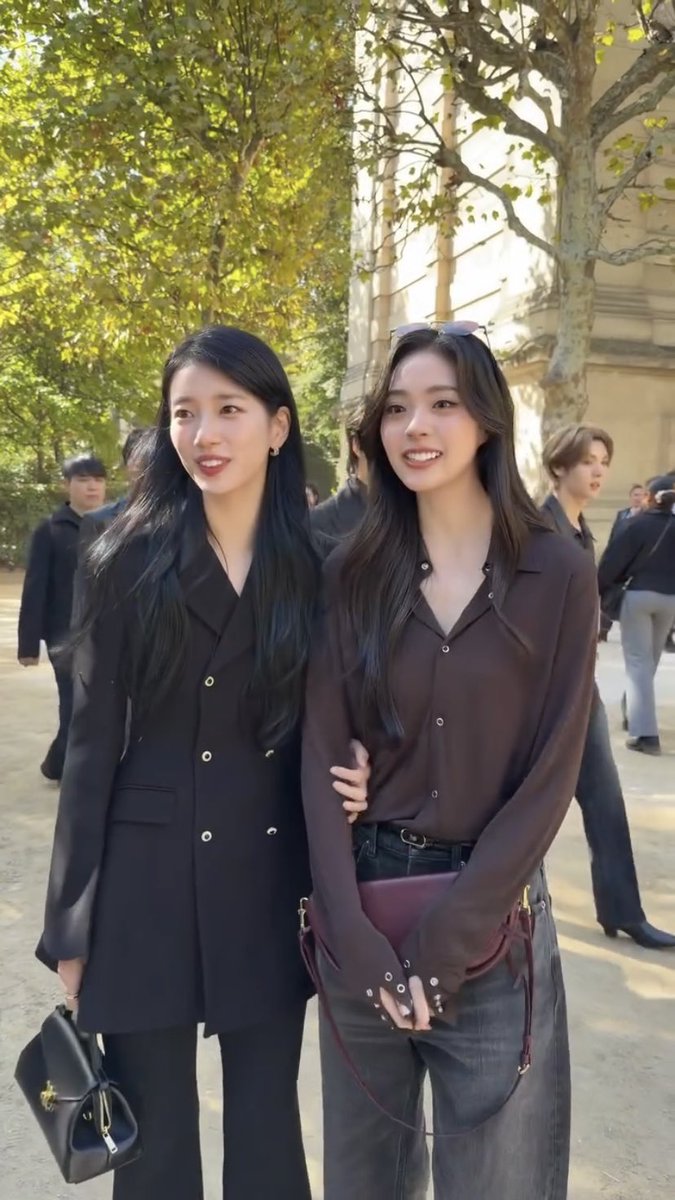 lovetohate23's tweet photo. แขนชีไม่เคยว่างเลย ยืนให้สาวทุกคนควง สเตปเมะ ต้องให้ 

EARNEARN X CELINE PFW27
#CELINE #CelineEte2027
#EarnEarnFatima https://t.co/ONit6EiXbG