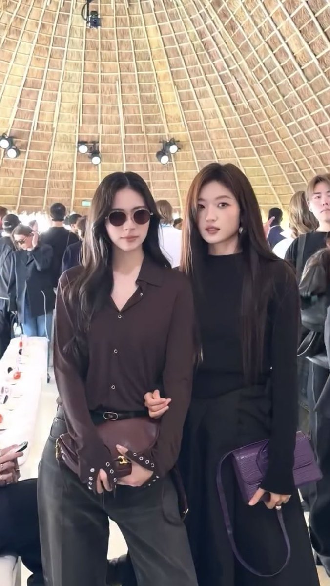 lovetohate23's tweet photo. แขนชีไม่เคยว่างเลย ยืนให้สาวทุกคนควง สเตปเมะ ต้องให้ 

EARNEARN X CELINE PFW27
#CELINE #CelineEte2027
#EarnEarnFatima https://t.co/ONit6EiXbG