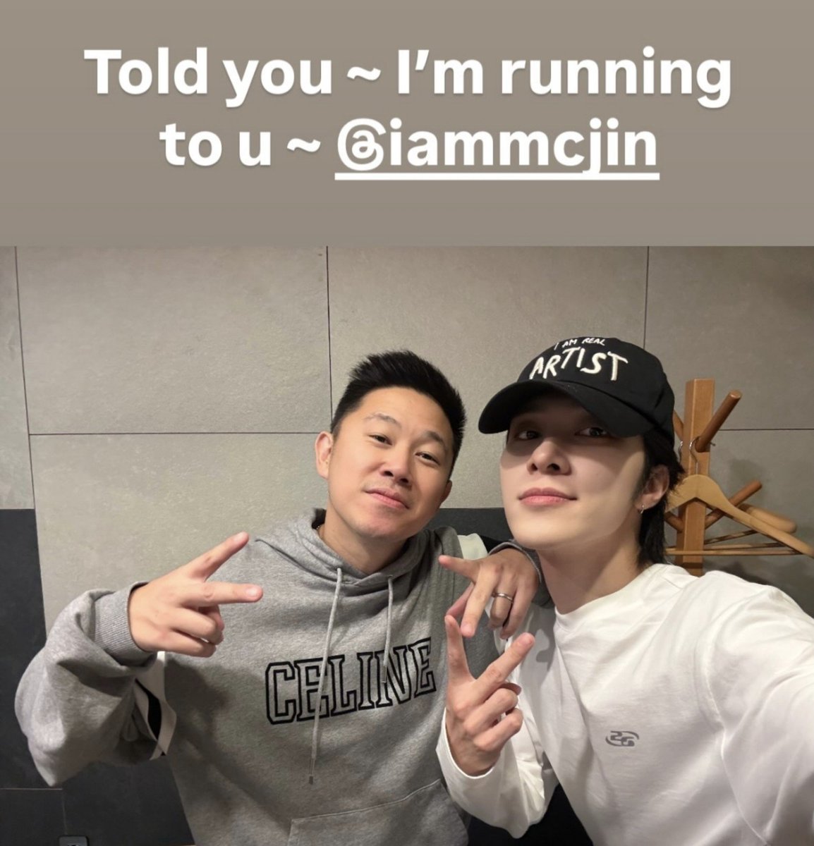 289film's tweet photo. OMG HENDERY HASJJSJSJS 

“told you~ I'm running to u ~” https://t.co/SmrQINqqXM