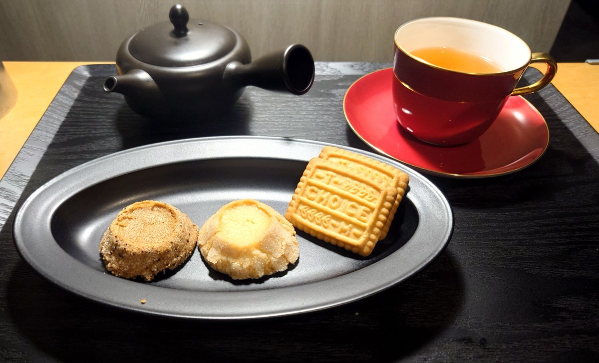 mem_no_koe's tweet photo. ニ煎め以降のおやつは、
頂き物の東京みやげのクッキー（&amp;チョイス）

バターステイツ……本当に濃厚バターの薫りで幸せ。

#家喫茶
#甘味
#日々欠片 https://t.co/jUM1ZLivKA